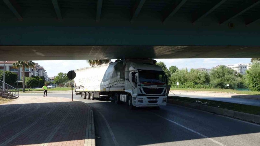 Yüksekliği Hesap Edemeyen Tır Sürücüsü Alt Geçitte Sıkıştı