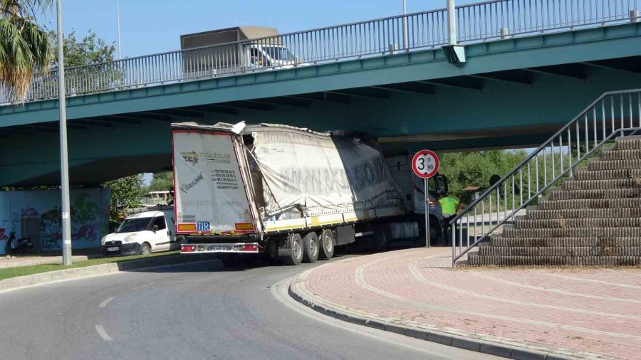 Yüksekliği Hesap Edemeyen Tır Sürücüsü Alt Geçitte Sıkıştı