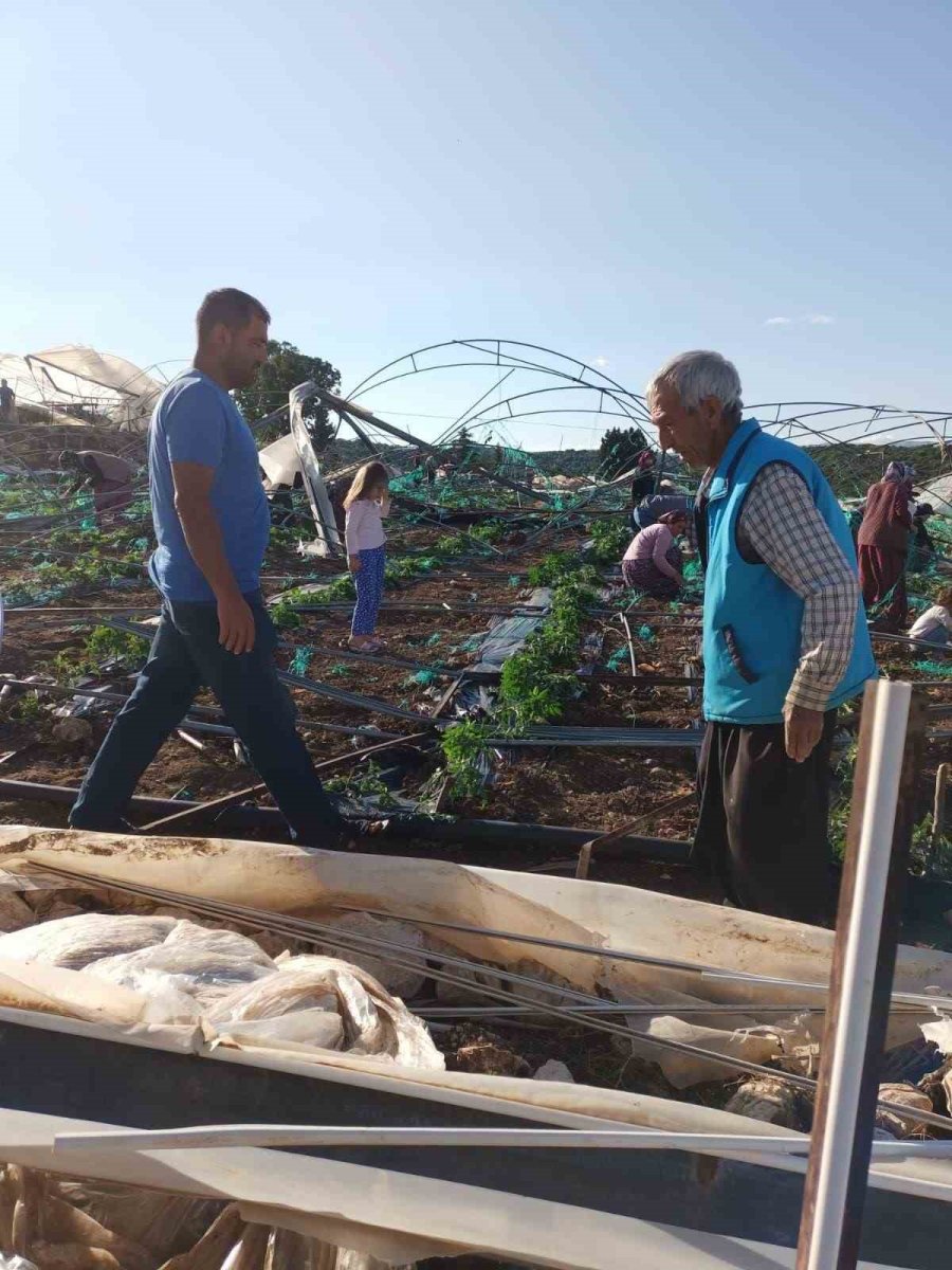 Mersin Erdemli’de Hortum Seraları Yıktı