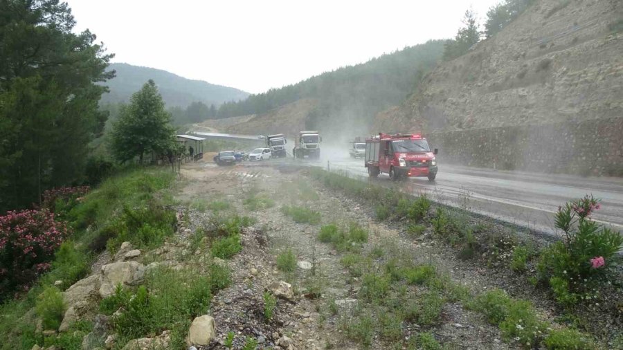 Piknik Dönüşü 30 Metre Uçuruma Yuvarlanan Otomobilden Sağ Çıktılar