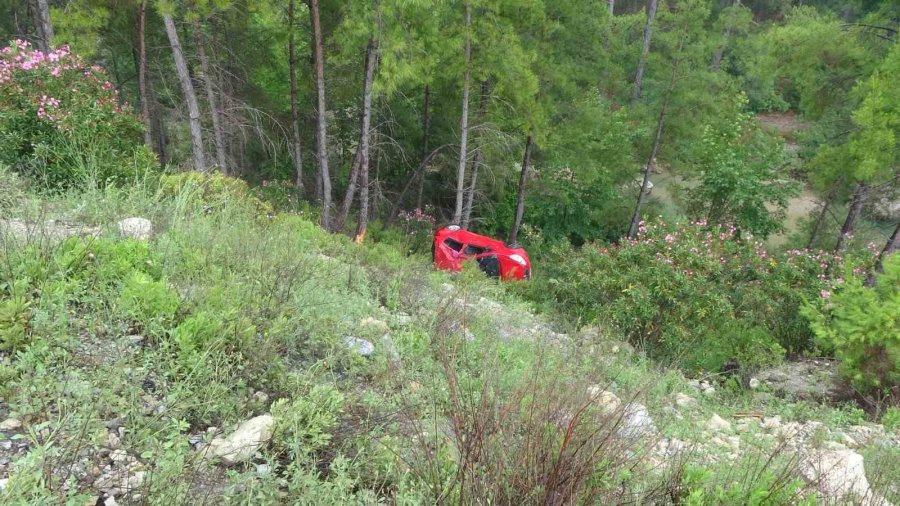 Piknik Dönüşü 30 Metre Uçuruma Yuvarlanan Otomobilden Sağ Çıktılar