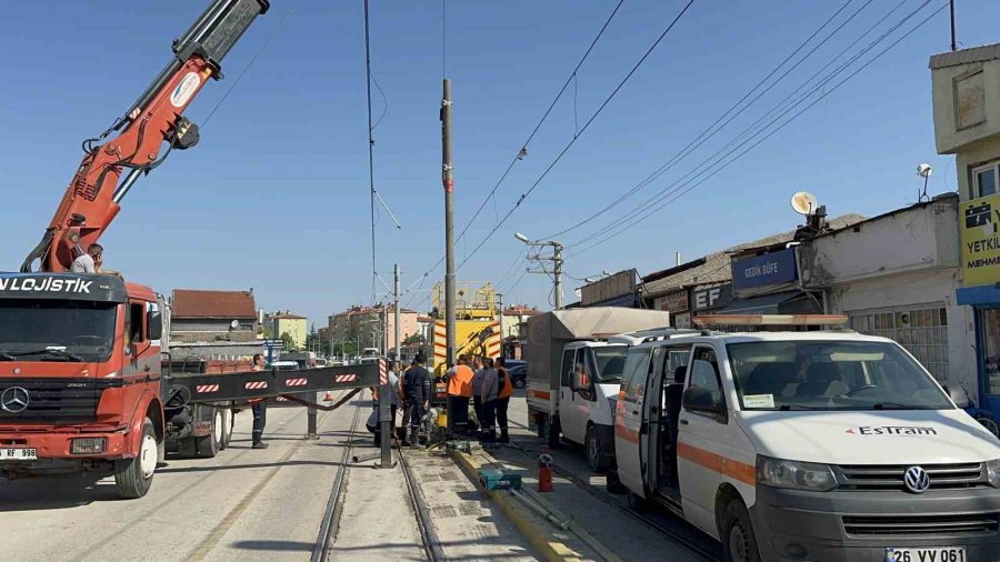 Tramvay Yolundaki Direğe Çarpan Araçtaki 2 Kişi Yaralandı