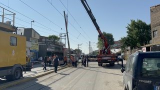 Tramvay Yolundaki Direğe Çarpan Araçtaki 2 Kişi Yaralandı