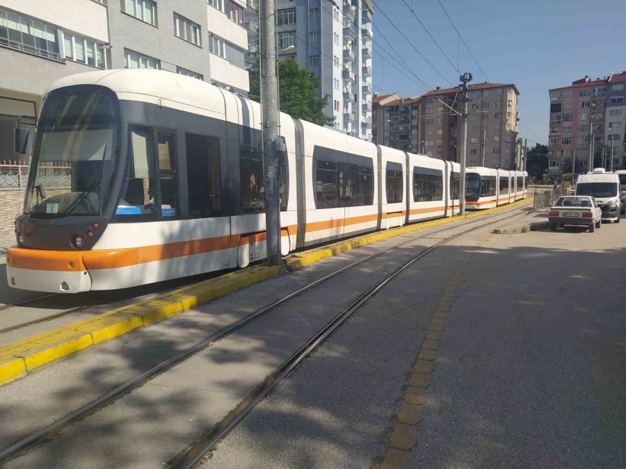 Tramvay Yolundaki Direğe Çarpan Araçtaki 2 Kişi Yaralandı