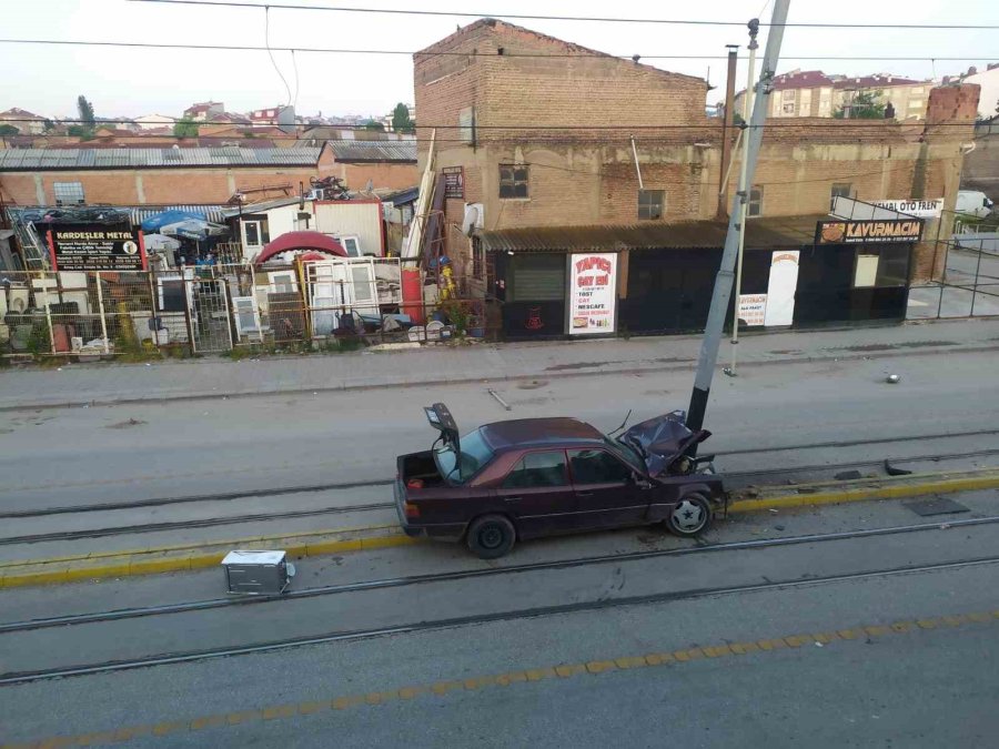 Tramvay Yolundaki Direğe Çarpan Araçtaki 2 Kişi Yaralandı