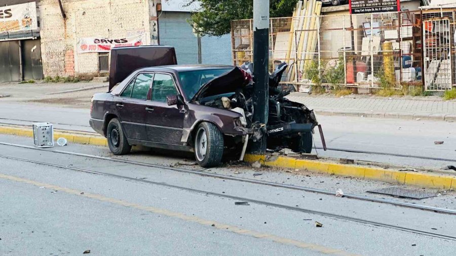 Tramvay Yolundaki Direğe Çarpan Araçtaki 2 Kişi Yaralandı