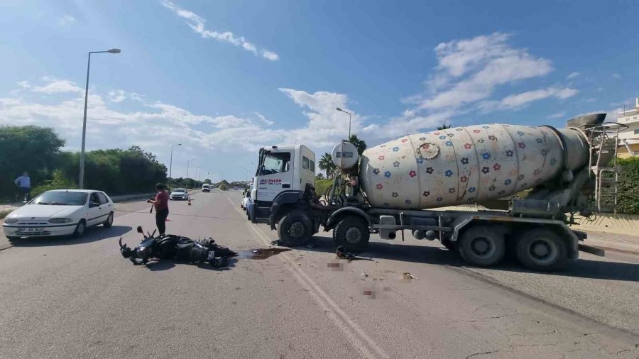 ’u’ Dönüşü Yapan Beton Mikseri Motosikletle Çarpıştı: 2 Yaralı