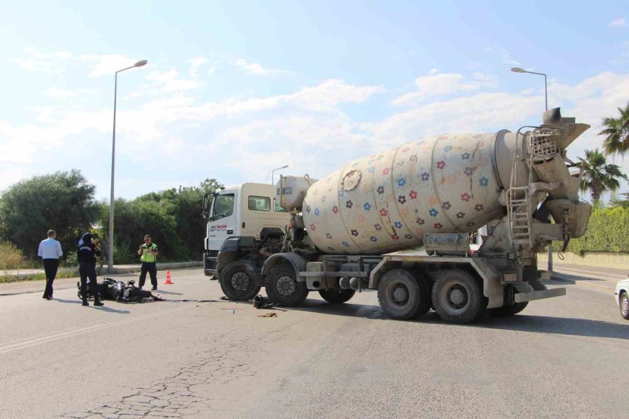 ’u’ Dönüşü Yapan Beton Mikseri Motosikletle Çarpıştı: 2 Yaralı