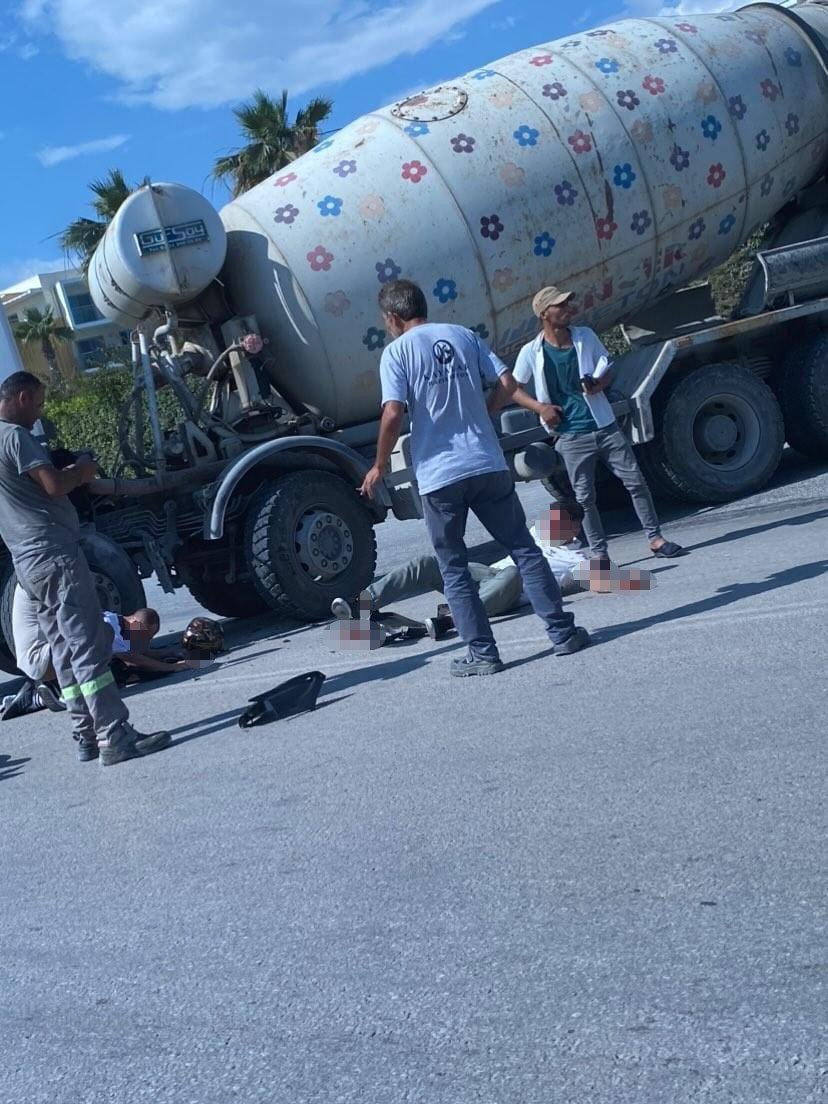 ’u’ Dönüşü Yapan Beton Mikseri Motosikletle Çarpıştı: 2 Yaralı