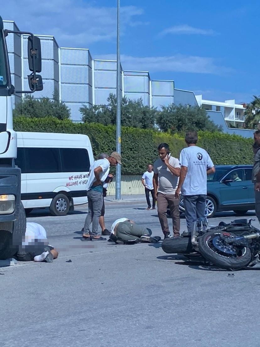 ’u’ Dönüşü Yapan Beton Mikseri Motosikletle Çarpıştı: 2 Yaralı