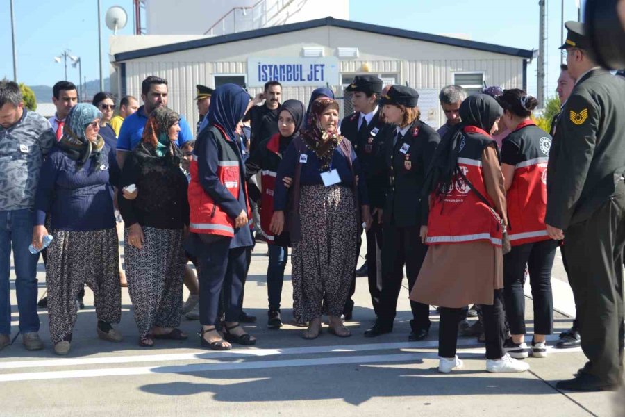 Pençe Kilit Operasyonu’nda Yaralanarak Şehit Düşen Uzman Çavuş’a Gözyaşları Arasında Karşılama