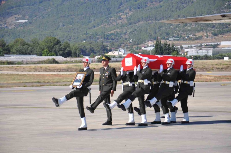 Pençe Kilit Operasyonu’nda Yaralanarak Şehit Düşen Uzman Çavuş’a Gözyaşları Arasında Karşılama