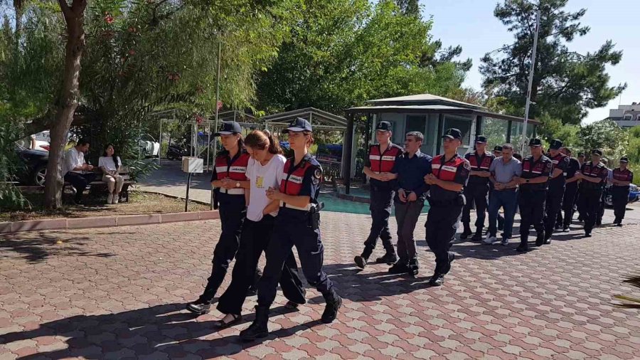 Ukraynalı Kadın Tefecinin Elindeki Kelepçeyi Gizleme Çabası