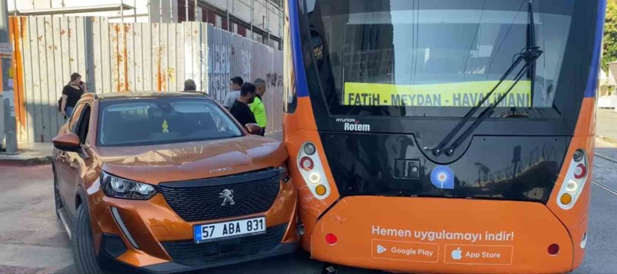 Antalya’da Tramvay İle Cip Çarpıştı, Seferler Aksadı