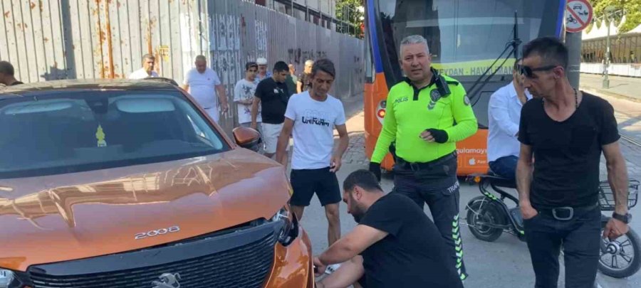 Antalya’da Tramvay İle Cip Çarpıştı, Seferler Aksadı