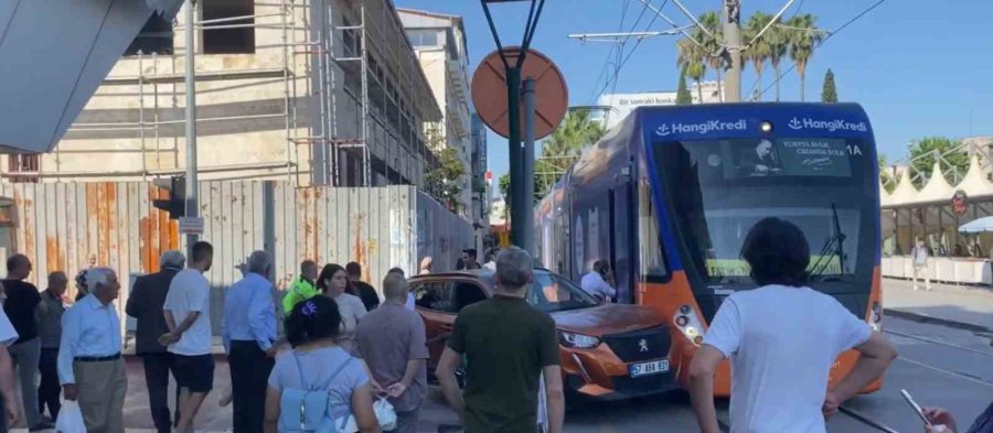 Antalya’da Tramvay İle Cip Çarpıştı, Seferler Aksadı