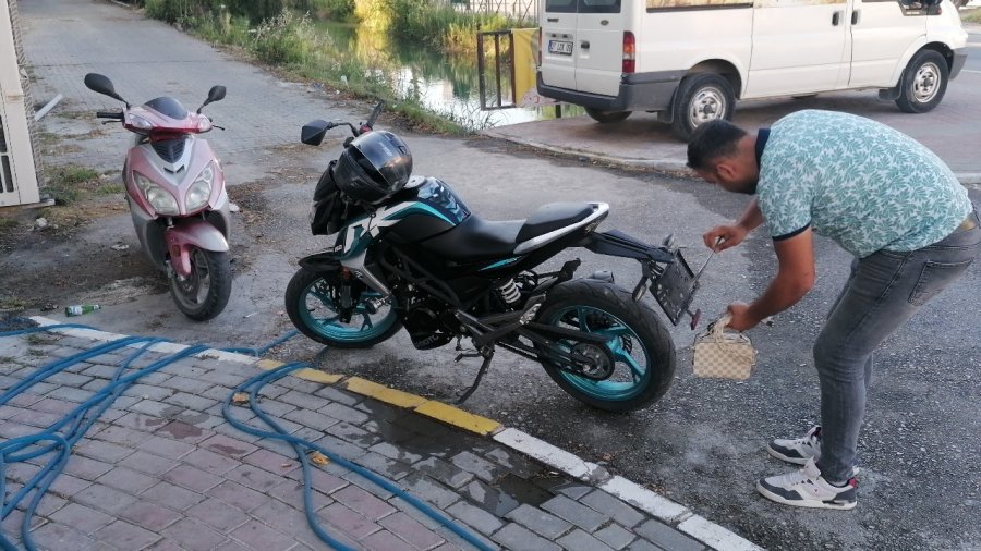 Otomobille Çarpışan Motosikletin Sürücüsü Kadın, Aracın Üzerinden Takla Atıp Yola Savruldu