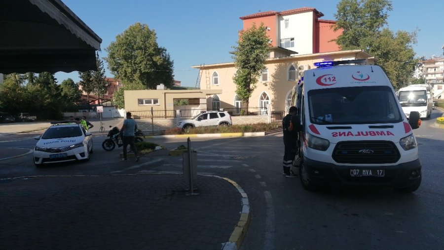 Otomobille Çarpışan Motosikletin Sürücüsü Kadın, Aracın Üzerinden Takla Atıp Yola Savruldu