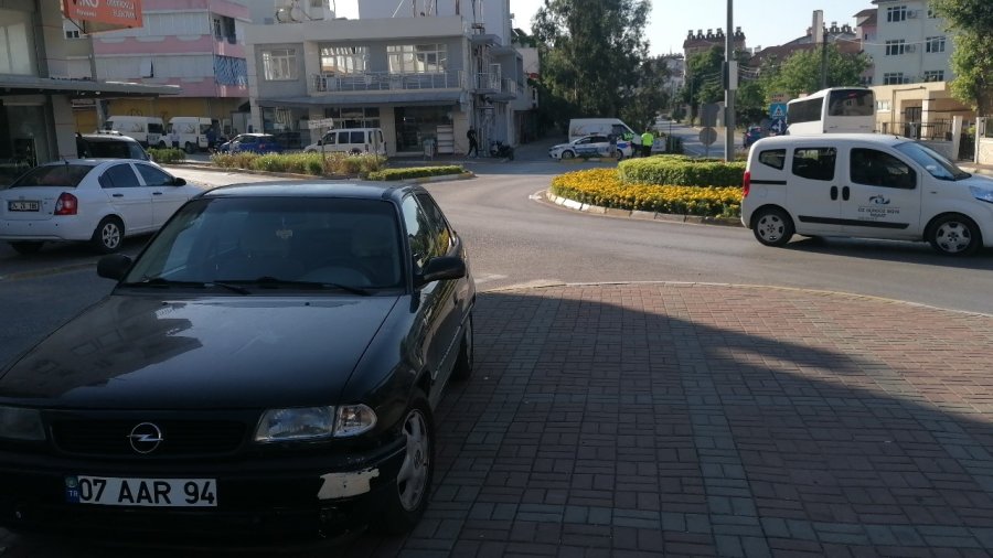 Otomobille Çarpışan Motosikletin Sürücüsü Kadın, Aracın Üzerinden Takla Atıp Yola Savruldu