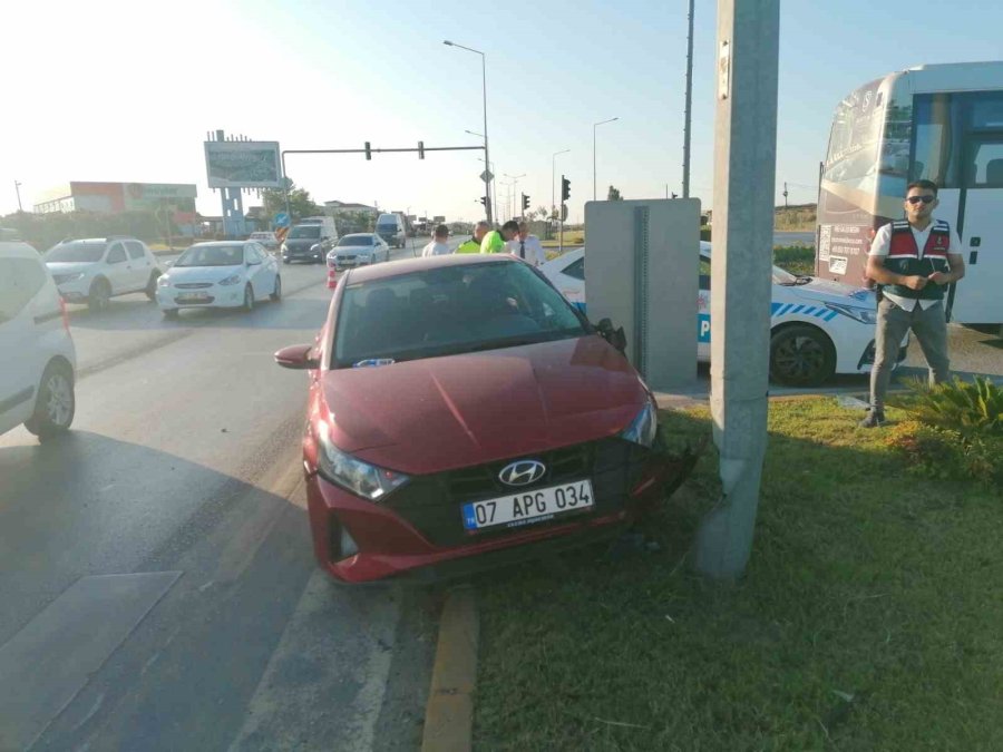 Tur Midibüsü İle Otomobilin Kazası Ucuz Atlatıldı