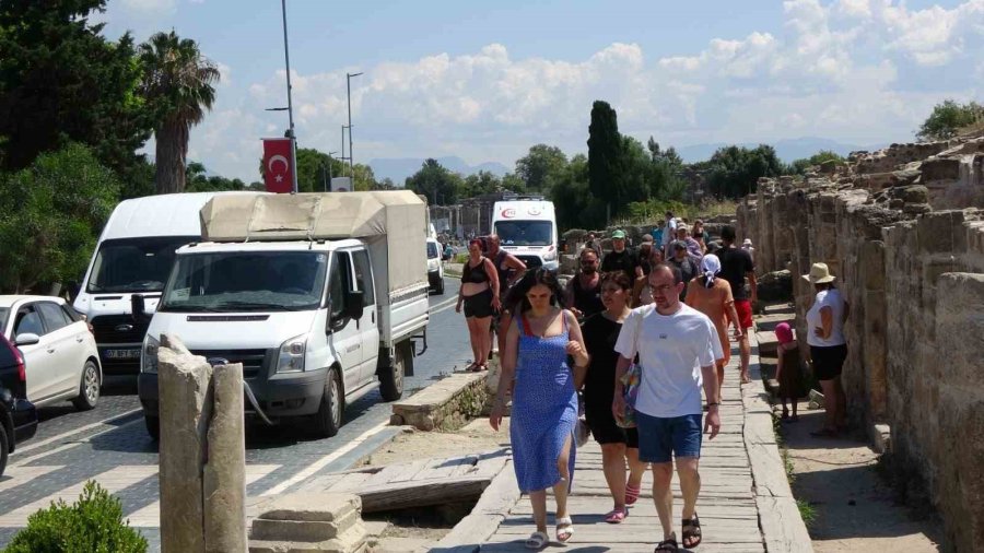 Side’ye Gelen Turist Kafilelerinden Tarihi Eserlerin Restorasyonuna İlgi