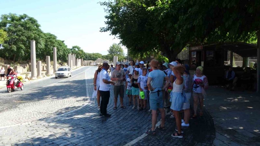 Side’ye Gelen Turist Kafilelerinden Tarihi Eserlerin Restorasyonuna İlgi