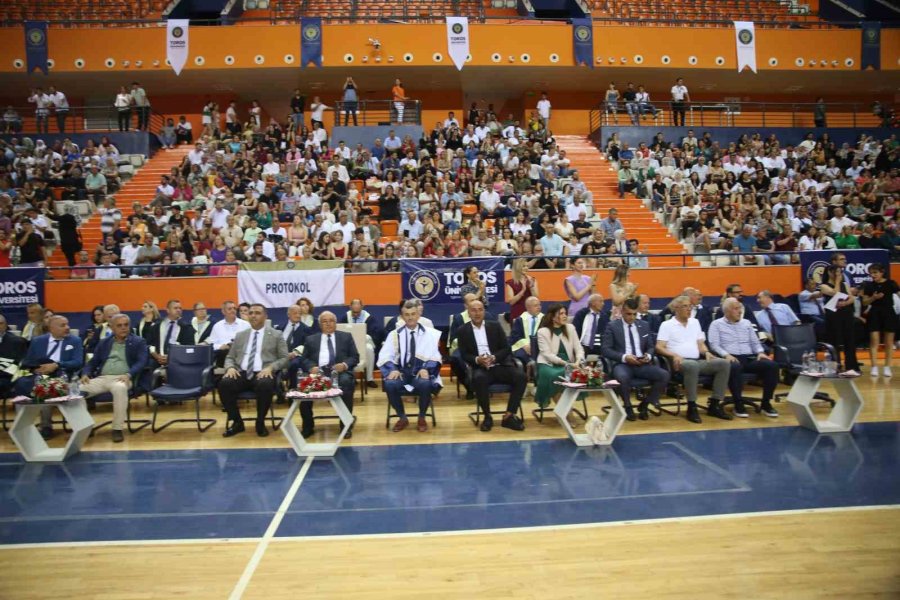 Toros Üniversitesi’nde Mezuniyet Coşkusu