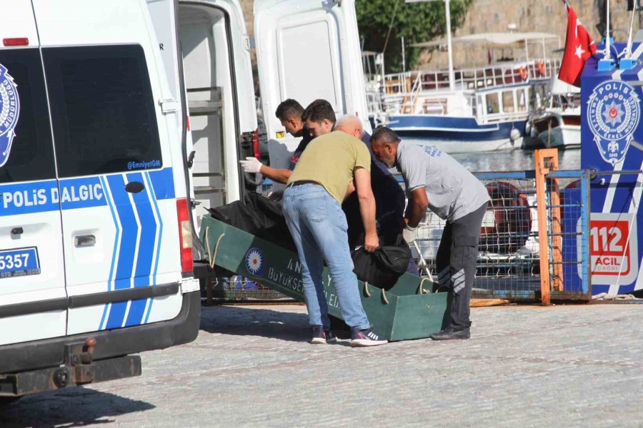 Antalya’da Deniz Yüzeyinde Erkek Cesedi Bulundu