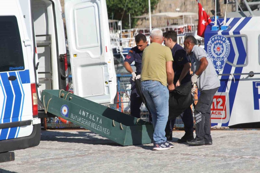 Antalya’da Deniz Yüzeyinde Erkek Cesedi Bulundu