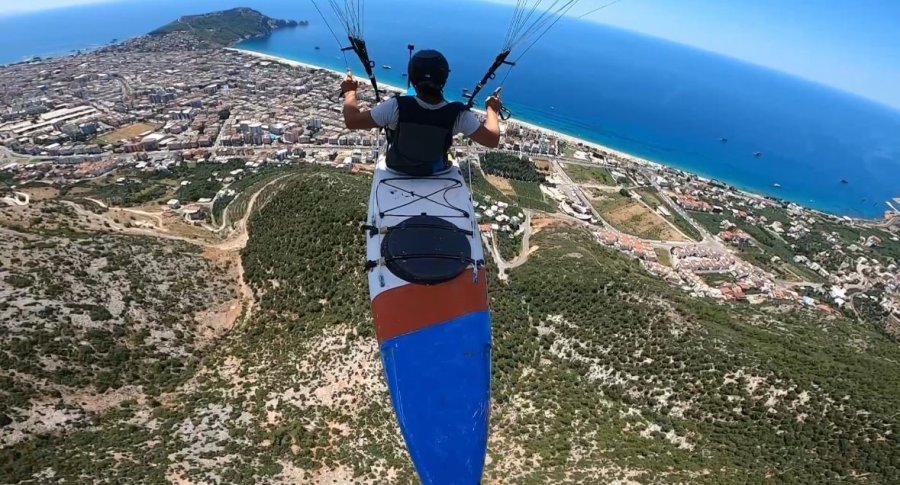 Kanoyla Yamaç Paraşütü Yaptı, Yolculuğa Denizde Devam Etti