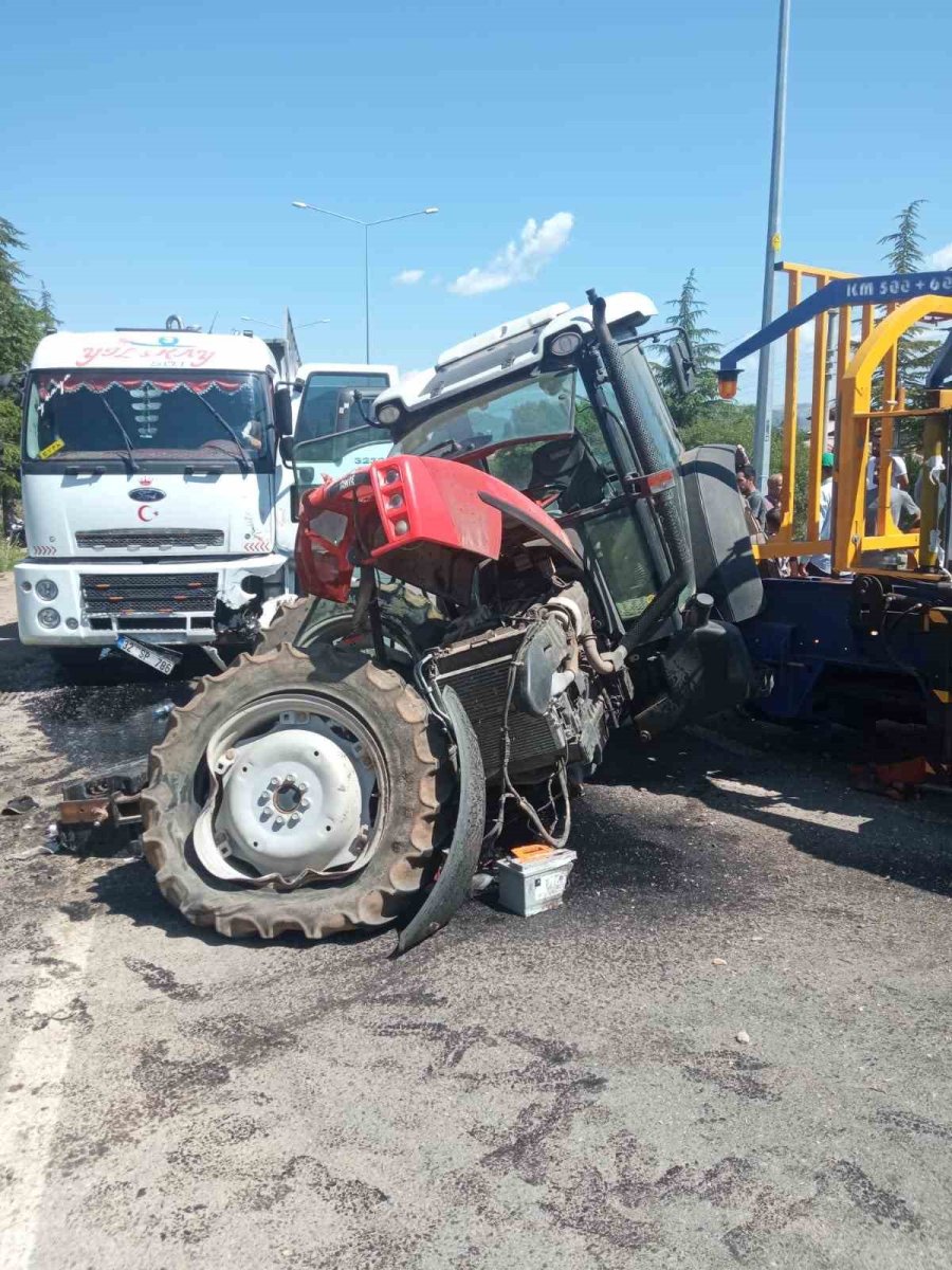 Süt Kamyonu Traktörle Çarpıştı: 2 Yaralı