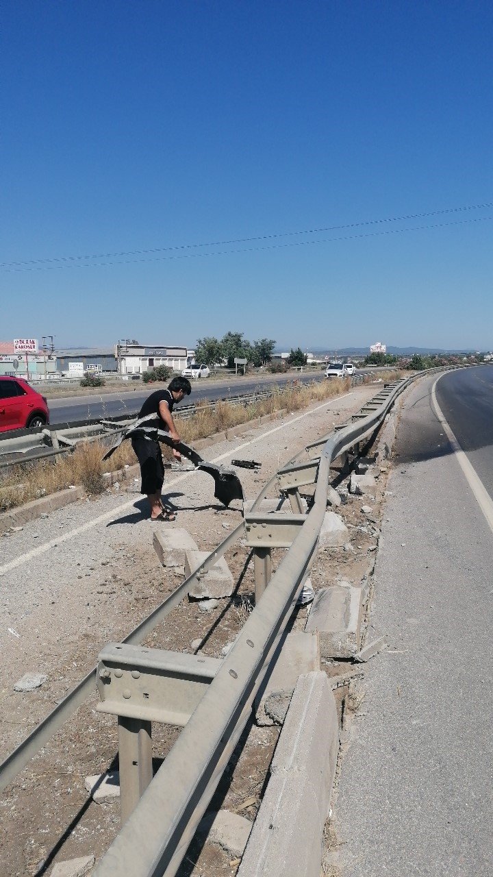 Kontrolden Çıkan Otomobil Bariyerlere Çarpıp Karşı Şeride Geçti