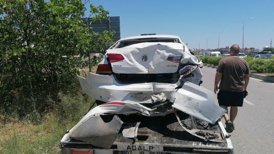 Kırmızı Işıkta Yavaşlayan Otomobillerin Arasına Daldı