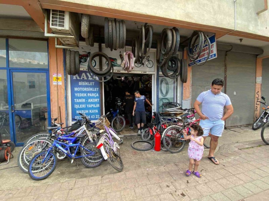 "canım" Dediği Otomobilini Küle Dönmekten Kurtaran Tamircinin İyiliğini Unutmadı