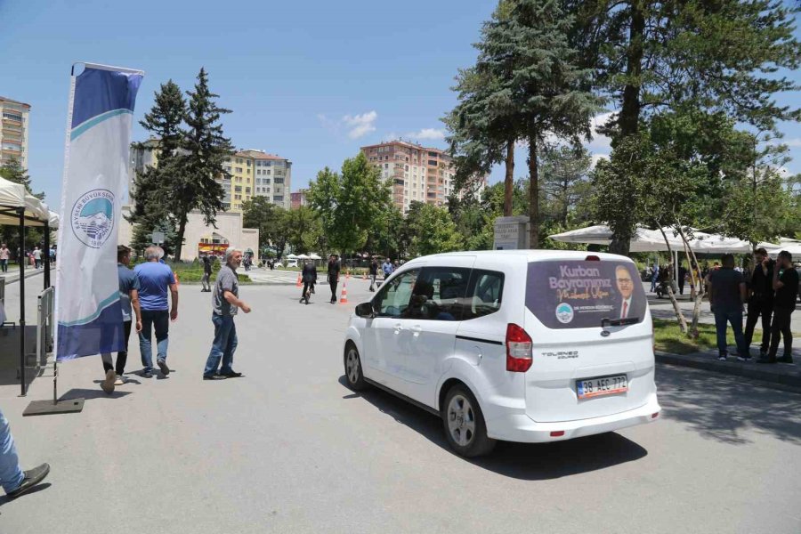 Büyükşehir’in Mezarlık İçi Ücretsiz Ulaşım Hizmeti Tam Not Aldı