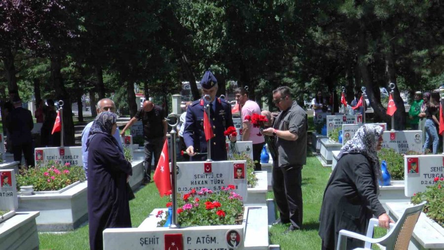 Bayram Arefesinde Şehitler İçin Dua Edildi