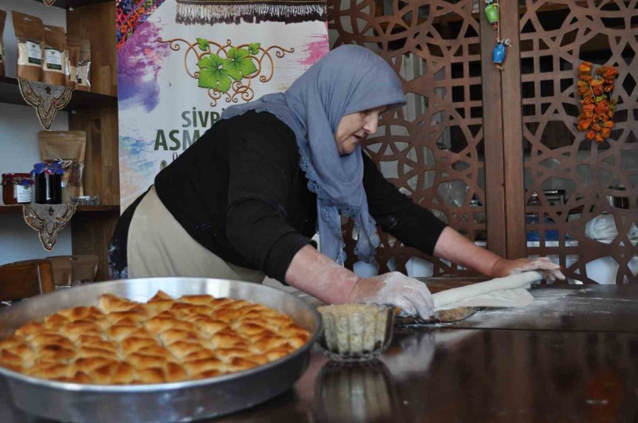 Bayramın Yaklaşmasıyla Sivrihisar’ın Özel Muska Baklavasına Talepler Arttı