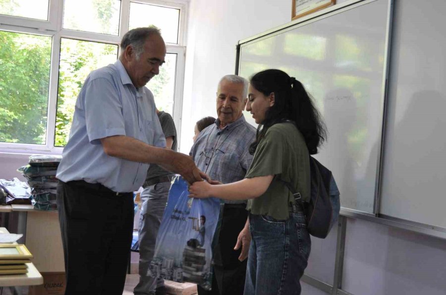 Tüm Zorlukları Rağmen Okul Birincisi Oldular