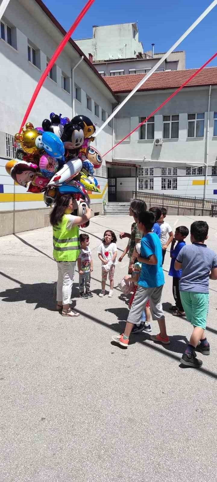 Eskişehirli Hayırseverler Özel Gereksinimli Ve Kimsesiz Çocuklarla Bayramlaştı