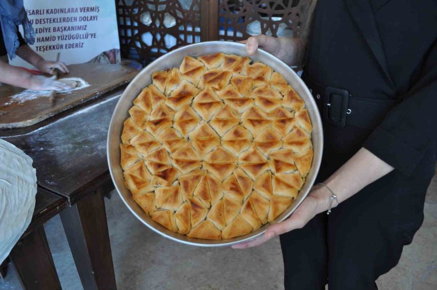 Bayramın Yaklaşmasıyla Sivrihisar’ın Özel Muska Baklavasına Talepler Arttı