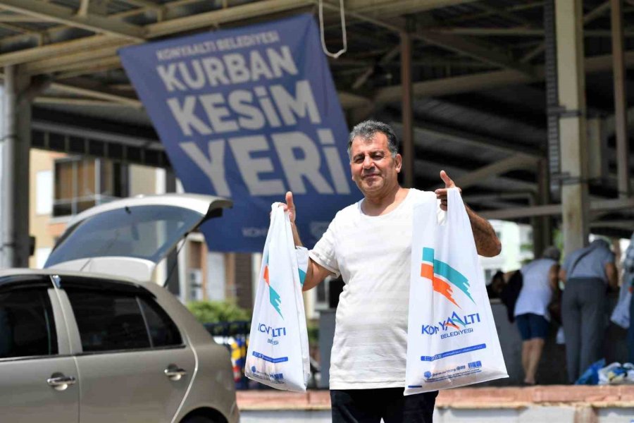 Konyaaltı Belediyesi Vatandaşlara Ücretsiz Kurban Kesimi Hizmeti Verdi