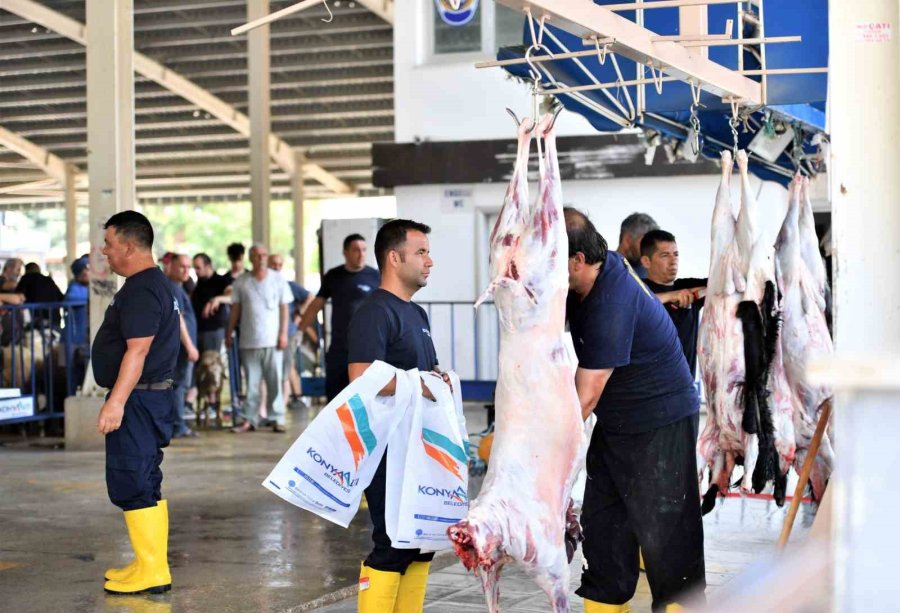 Konyaaltı Belediyesi Vatandaşlara Ücretsiz Kurban Kesimi Hizmeti Verdi