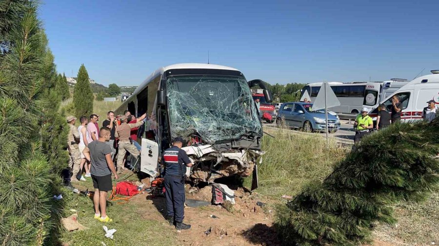 Kaza Yapan Yolcu Otobüsünde Ağır Yaralanan Muavin Hayatını Kaybetti