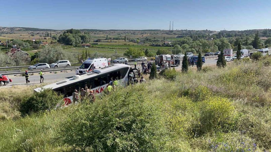 Kaza Yapan Yolcu Otobüsünde Ağır Yaralanan Muavin Hayatını Kaybetti