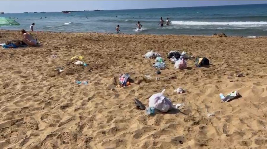 Halk Plajındaki Çöpleri Gören Plaj İşletmecisi İsyan Etti: "deniz Herkesin Malı Ama Kirletmek Herkesin Hakkı Değil"