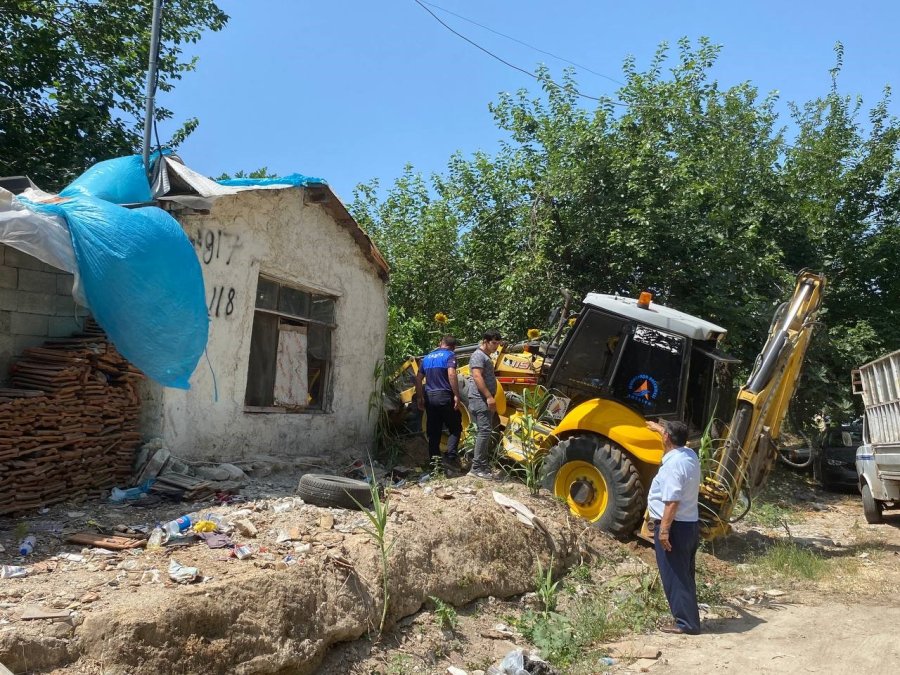 Kaçak Gecekondu Yıkımında Zabıtanın ‘türk Bayrağı’ Hassasiyeti