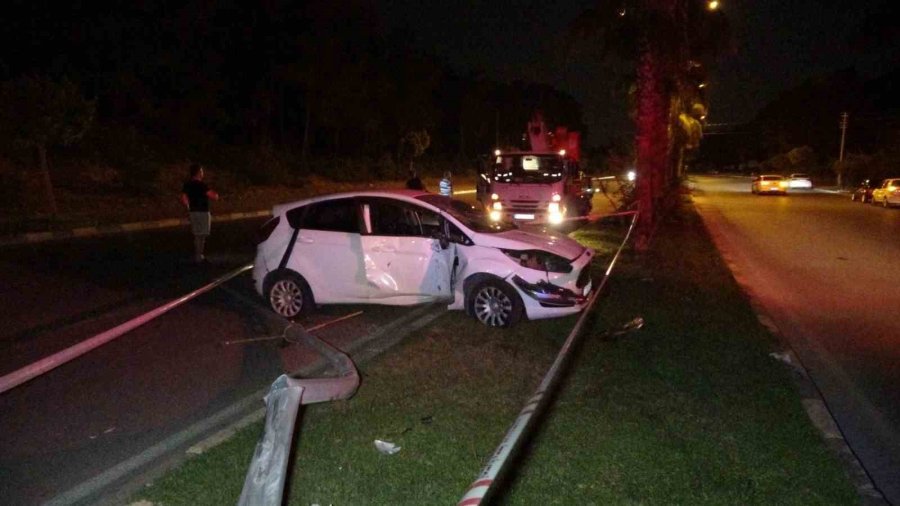 Alkollü Otomobil Sürücüsü Elektrik Direğini Yerinden Söktü