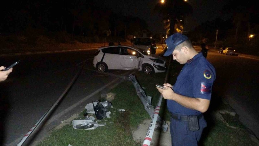 Alkollü Otomobil Sürücüsü Elektrik Direğini Yerinden Söktü