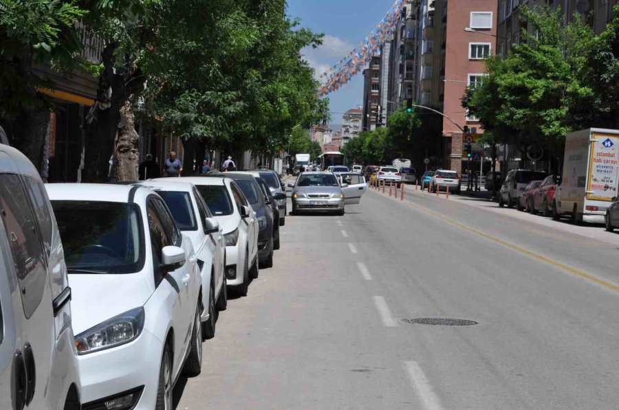 Mobilyacıların Yoğun Olduğu Caddede Otopark Sıkıntısı Yaşanıyor