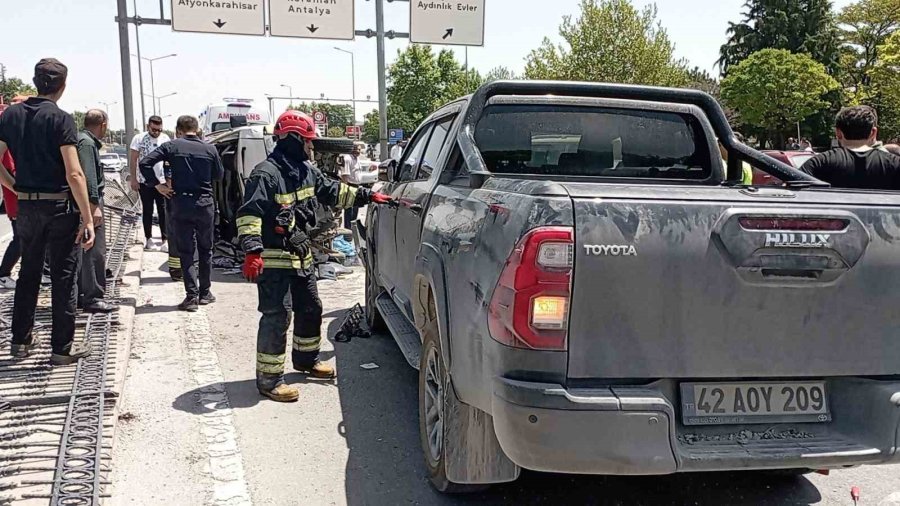 Kontrolden Çıkan Minibüs Karşı Şeride Geçip Araçlara Çarptı: 1 Ölü, 5 Yaralı